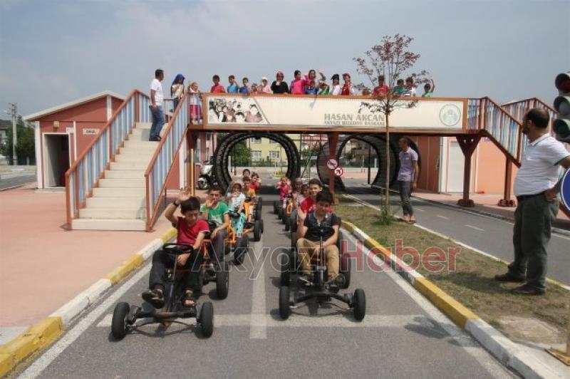 Kuran Kursu öğrencileri trafik parkta trafik eğitimi alıyor