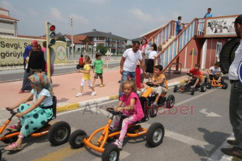 Kuran Kursu öğrencileri trafik parkta trafik eğitimi alıyor