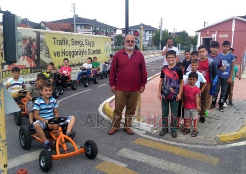 Kuran Kursu öğrencileri trafik parkta trafik eğitimi alıyor