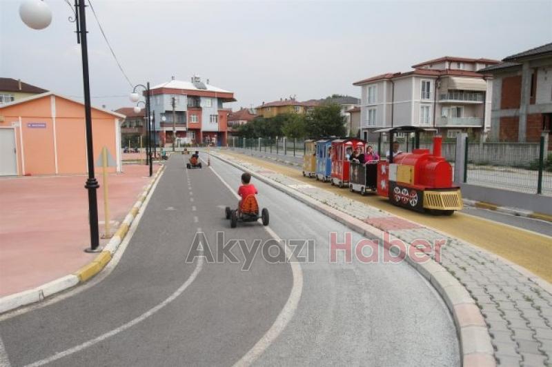 Kuran Kursu öğrencileri trafik parkta trafik eğitimi alıyor