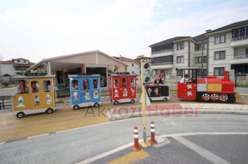 Kuran Kursu öğrencileri trafik parkta trafik eğitimi alıyor