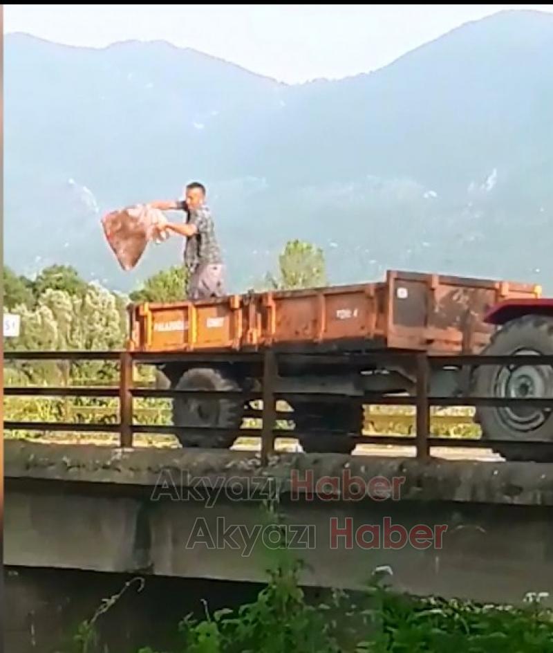 Kurban atıklarını traktörle getirip Dereye attı