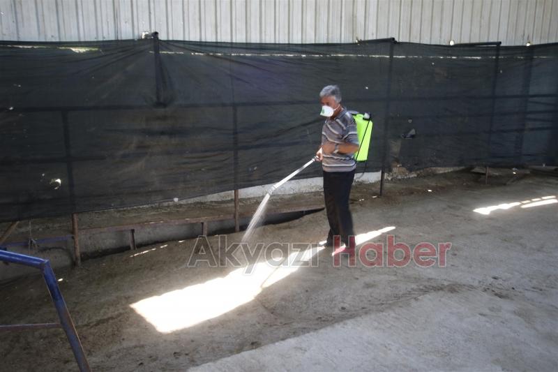 KURBAN KESİM YERLERİ HEM DENETLENİYOR HEM DE İLAÇLANIYOR