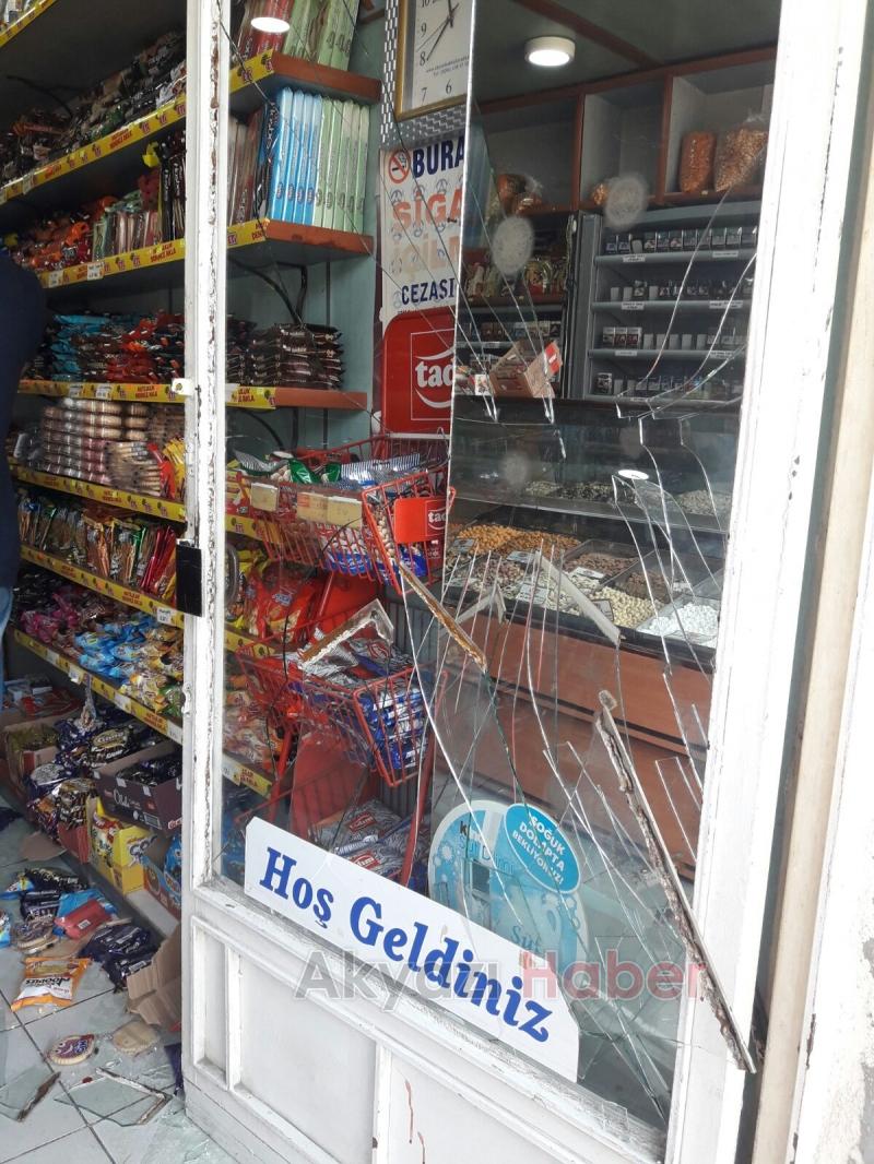 Kuruyemişçide Müşteriler Tartıştı 2 Yaralı