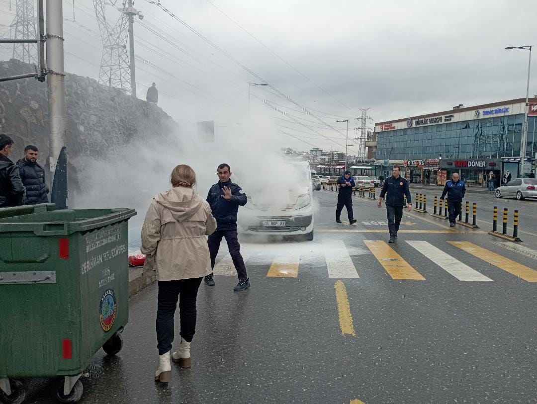 Kampüs yolunda araç yangını
