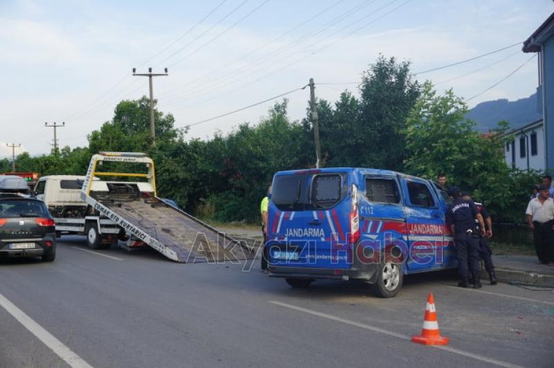 Jandarma aracı takla attı 3 yaralı