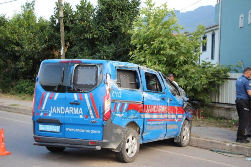 Jandarma aracı takla attı 3 yaralı