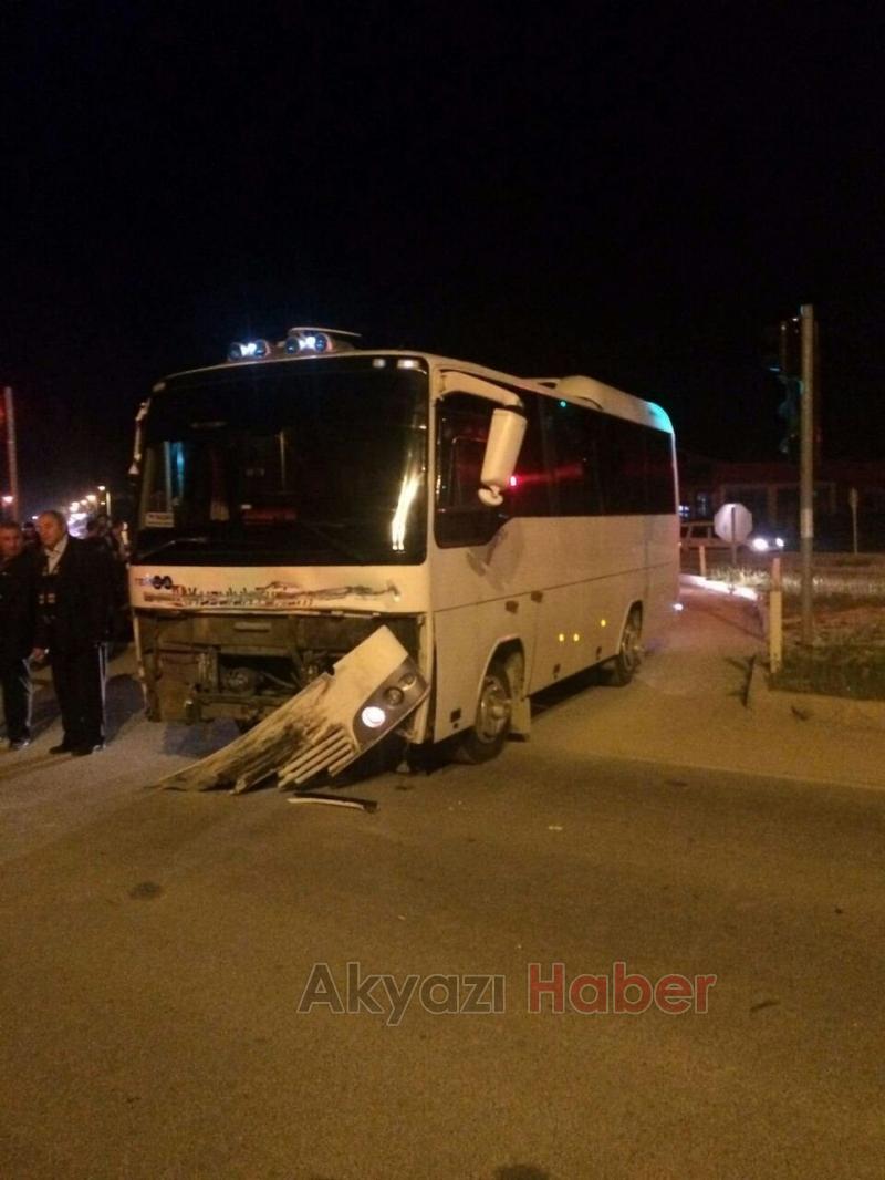 Kuzuluk ta Servis Minibüsüne Tır Çarptı 