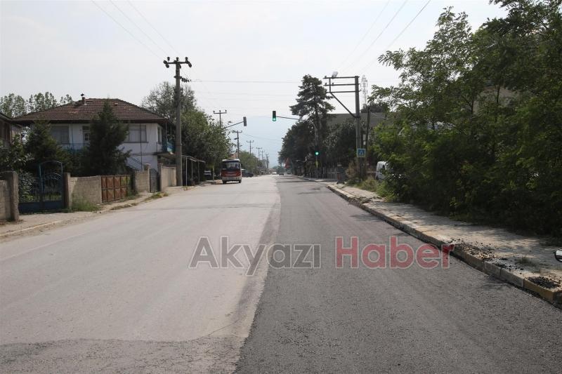 KUZULUK YOLU ve FABRİKA YOLLARI’NA ASFALT SERİMİ BAŞLADI