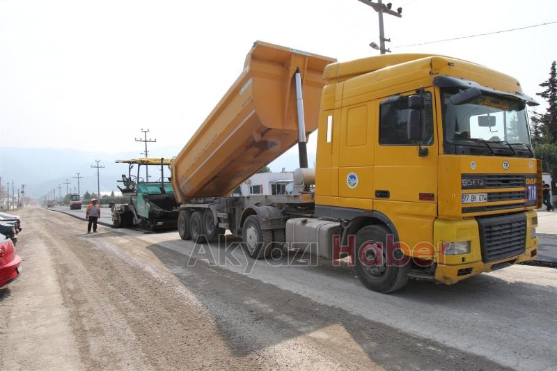 KUZULUK YOLU ve FABRİKA YOLLARI’NA ASFALT SERİMİ BAŞLADI