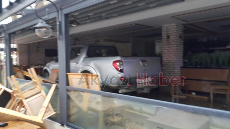 Kamyonet restorana daldı Faciadan dönüldü
