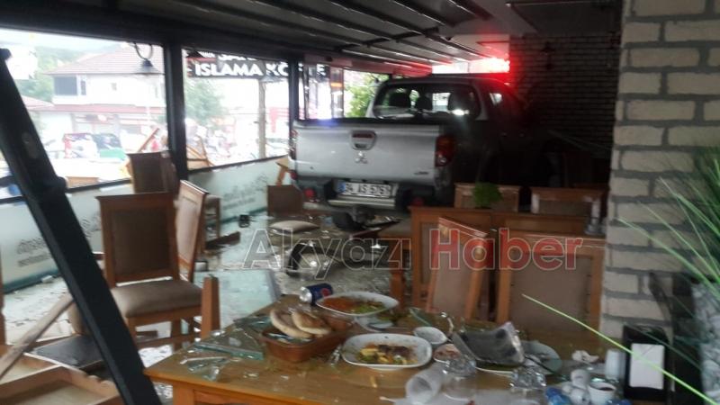 Kamyonet restorana daldı Faciadan dönüldü