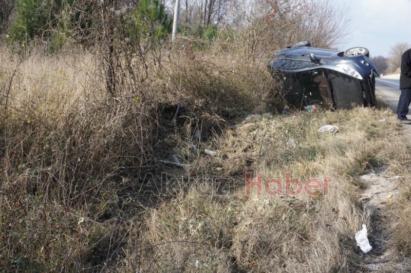 Lastiği Patlayan Otomobil Şarampole Yuvarlandı