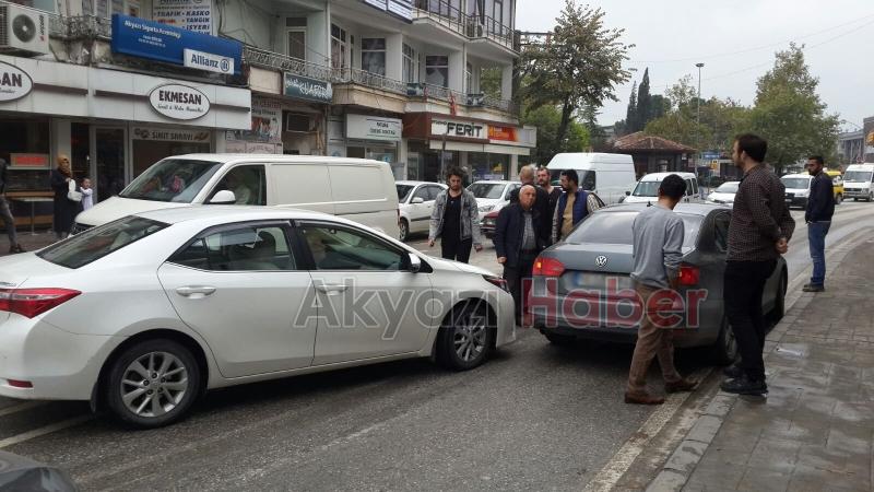 Maddi Hasarlı Kaza Trafiği Kitledi