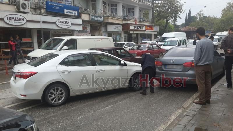 Maddi Hasarlı Kaza Trafiği Kitledi
