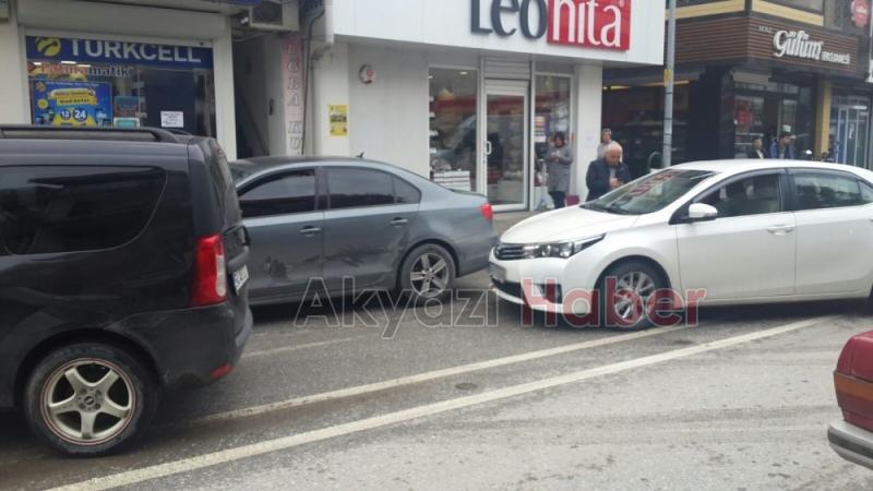 Maddi Hasarlı Kaza Trafiği Kitledi