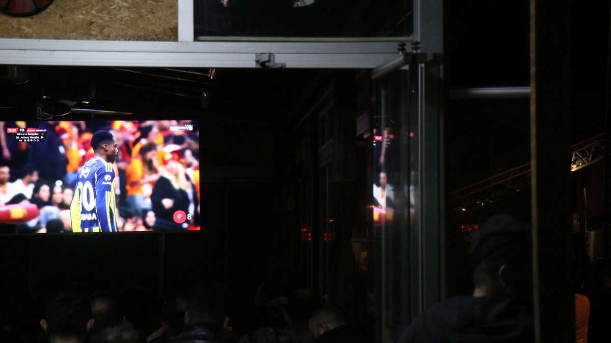 Mahalle yanarken onlar derbiyi izledi