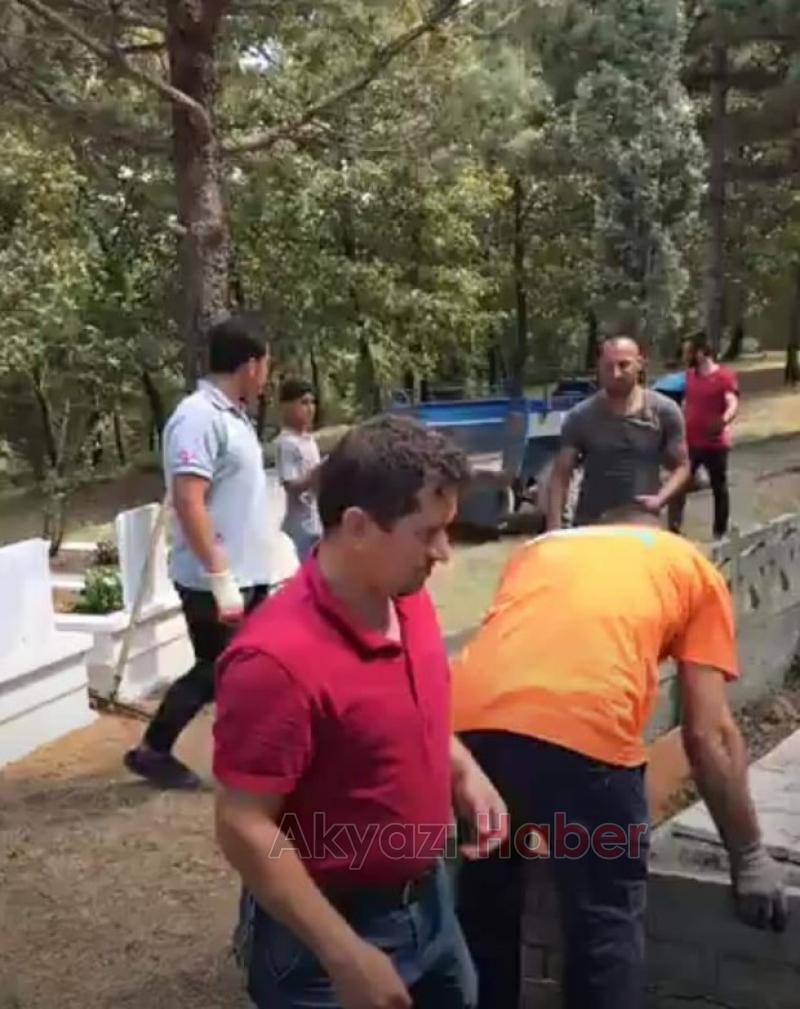 MAHALLENİN GENÇLERİ  MEZARLIĞI GÖNÜLLÜ TEMİZLEDİLER