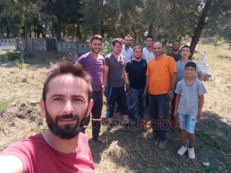 MAHALLENİN GENÇLERİ  MEZARLIĞI GÖNÜLLÜ TEMİZLEDİLER