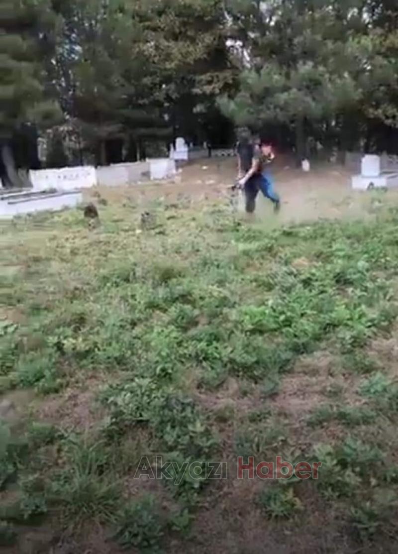 MAHALLENİN GENÇLERİ  MEZARLIĞI GÖNÜLLÜ TEMİZLEDİLER