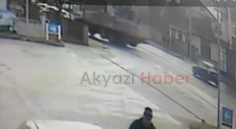 Manevra Yapan Kamyon Sürücüsü Elektrik Direğine Çarptı
