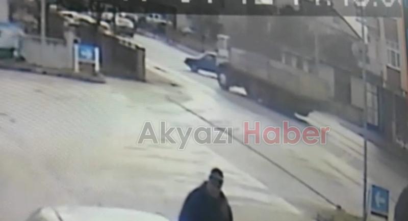 Manevra Yapan Kamyon Sürücüsü Elektrik Direğine Çarptı