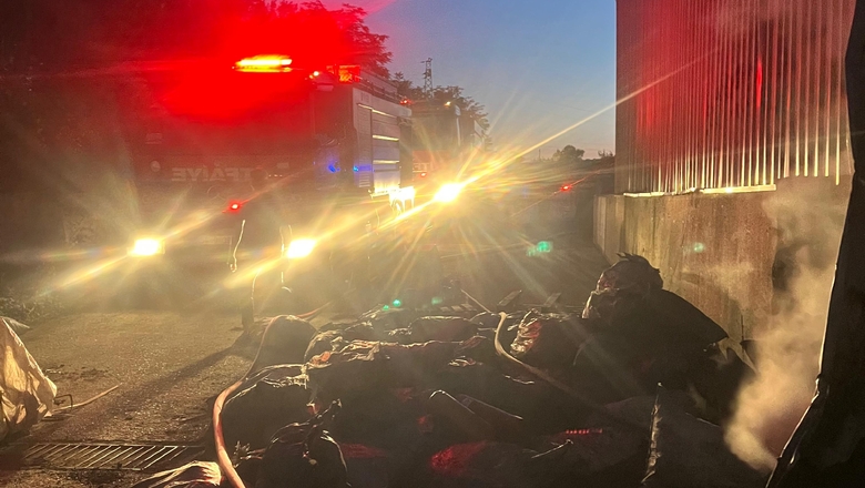Mangal kömürü yapılan tesiste yangın