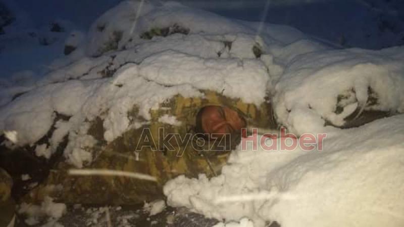 Mehmetçik kar altında uyku molasında