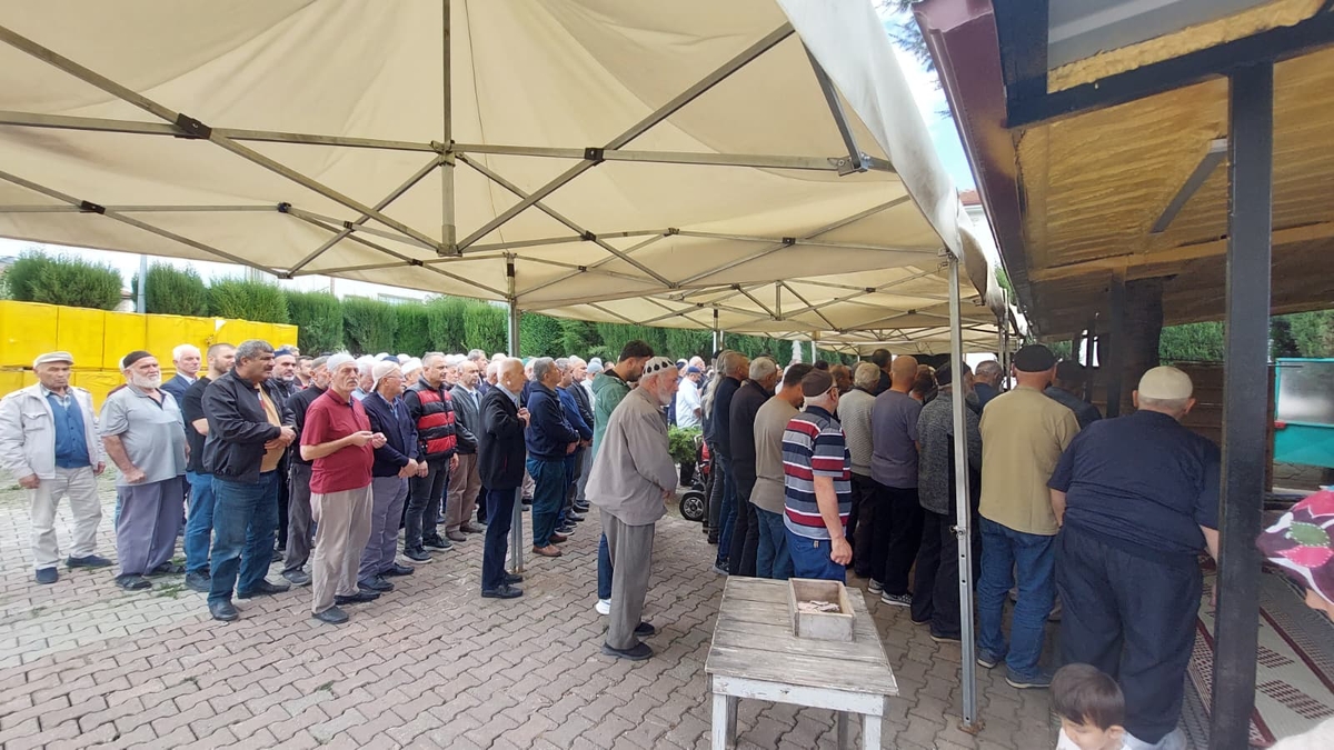 Melahat Koçak dualarla ebediyete uğurlandı.