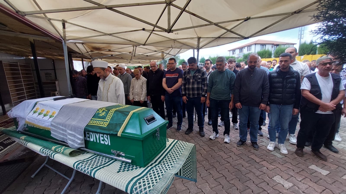 Melahat Koçak dualarla ebediyete uğurlandı.