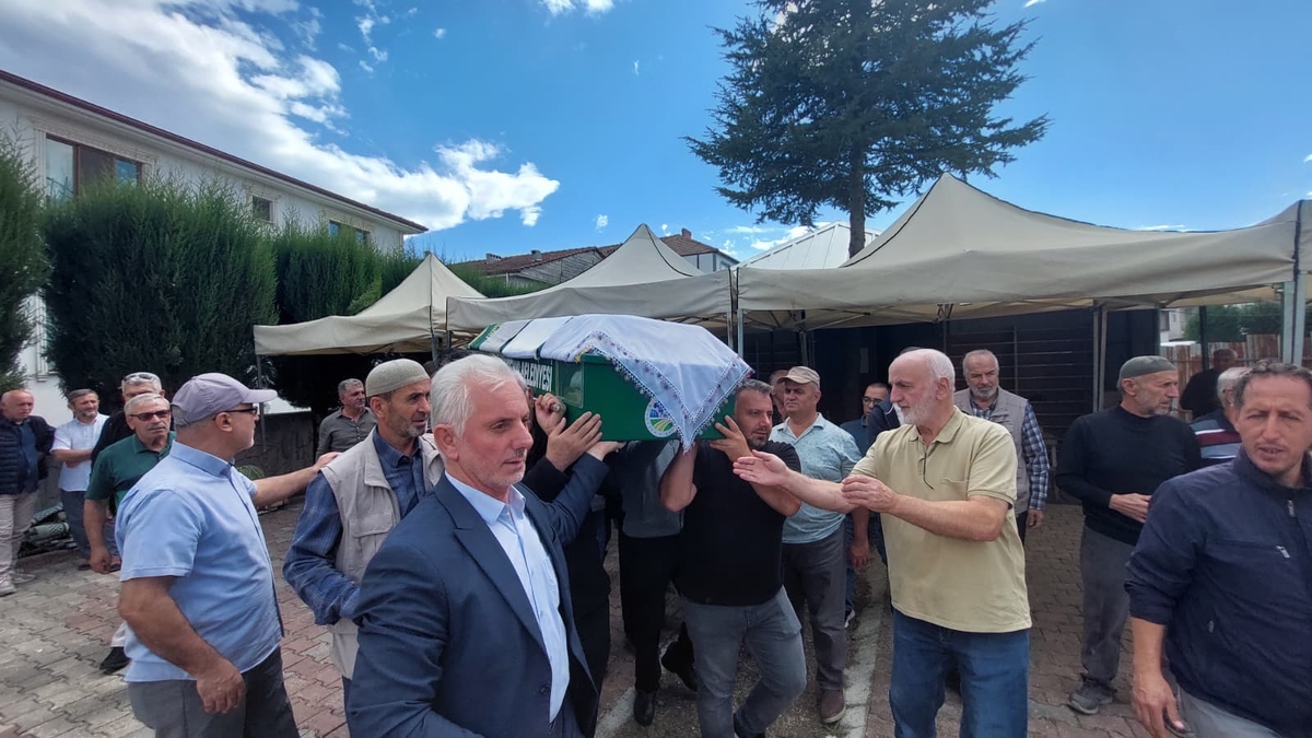 Melahat Koçak dualarla ebediyete uğurlandı.