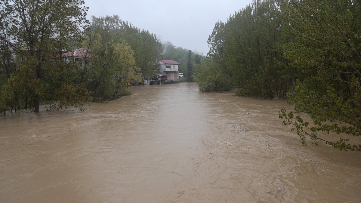 Melen Çayı taştı; Köprü trafiğe kapatıldı