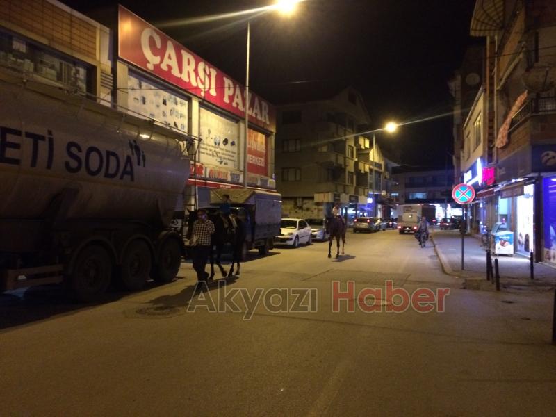 Meraklı Bakışlarla Çarşı İçinden Geçtiler