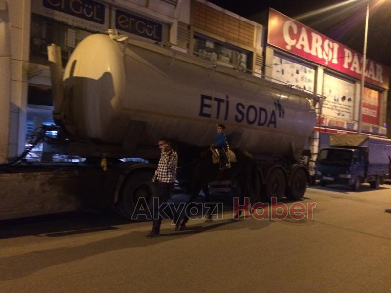 Meraklı Bakışlarla Çarşı İçinden Geçtiler