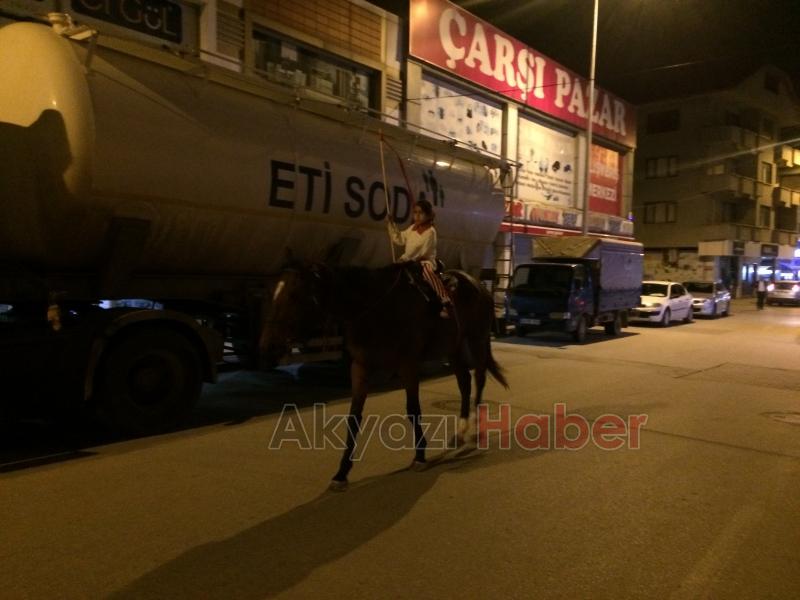 Meraklı Bakışlarla Çarşı İçinden Geçtiler
