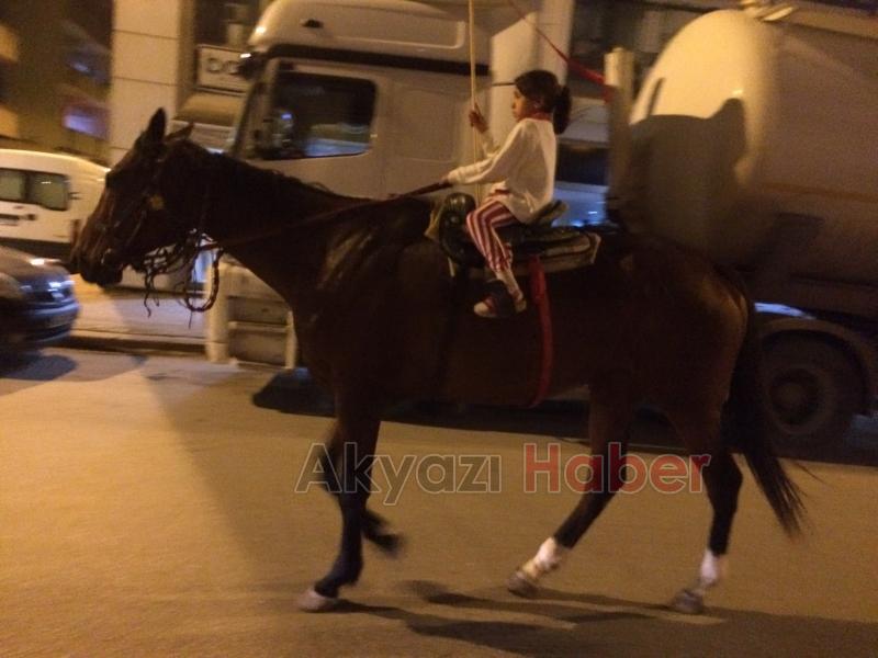 Meraklı Bakışlarla Çarşı İçinden Geçtiler