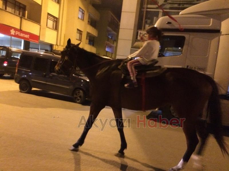 Meraklı Bakışlarla Çarşı İçinden Geçtiler