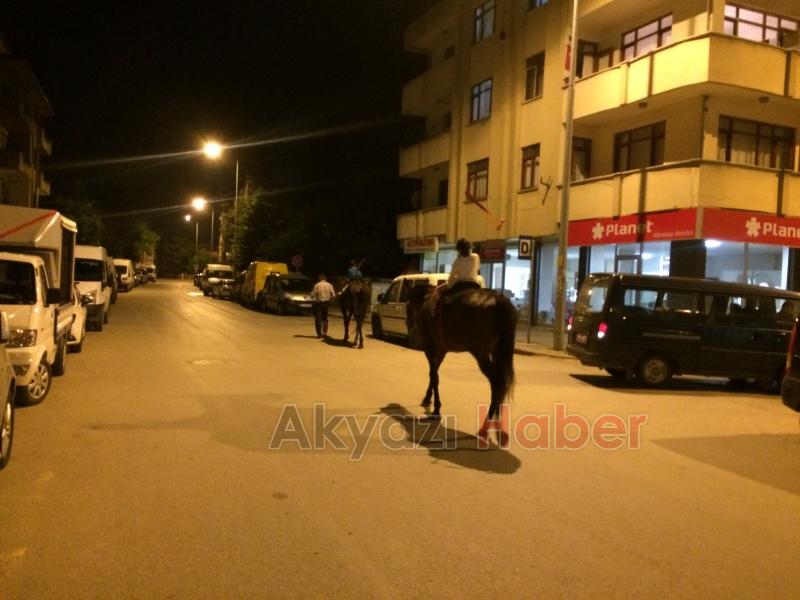 Meraklı Bakışlarla Çarşı İçinden Geçtiler