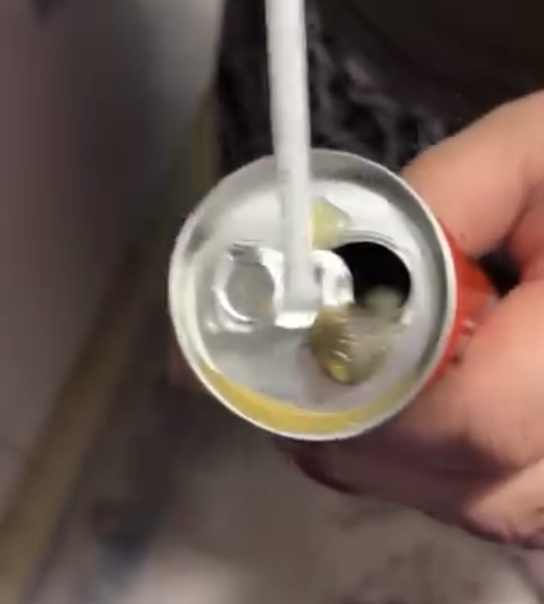 Meyve suyundan çıkan cisimle şok oldu