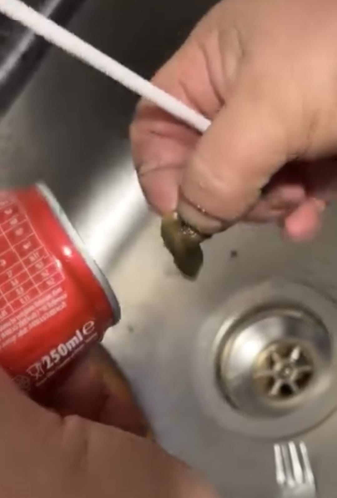 Meyve suyundan çıkan cisimle şok oldu