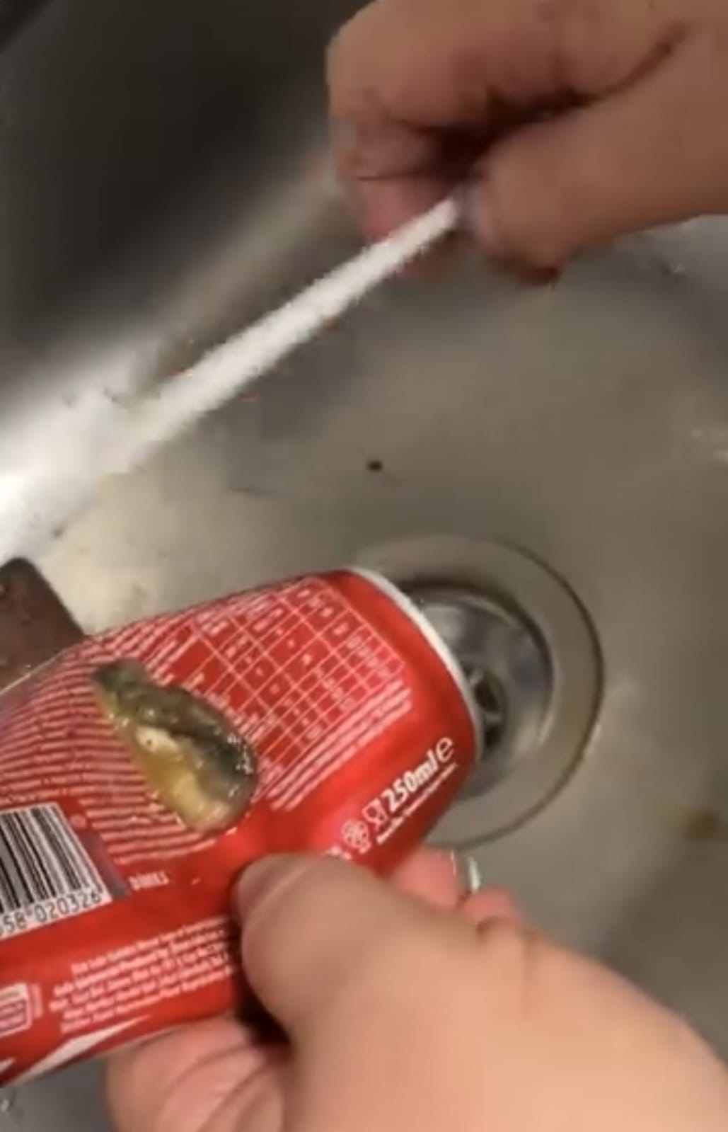 Meyve suyundan çıkan cisimle şok oldu