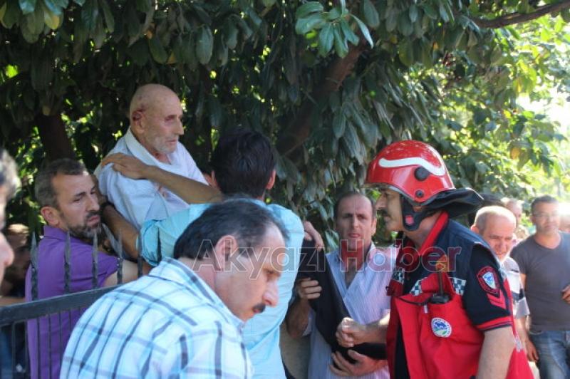 Meyve Toplayan Yaşlı Adam Ağaçtan Düşerek Demir Kapı Çubuğuna Saplandı