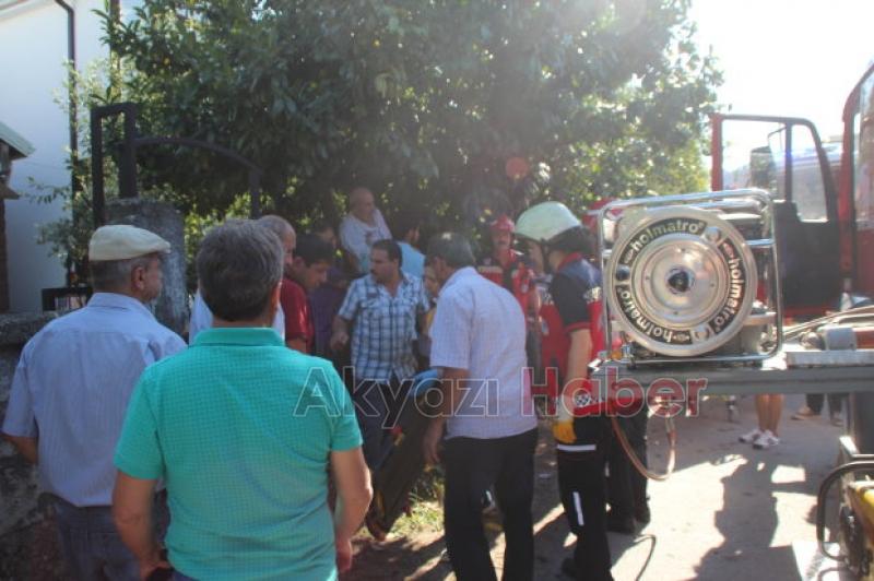 Meyve Toplayan Yaşlı Adam Ağaçtan Düşerek Demir Kapı Çubuğuna Saplandı