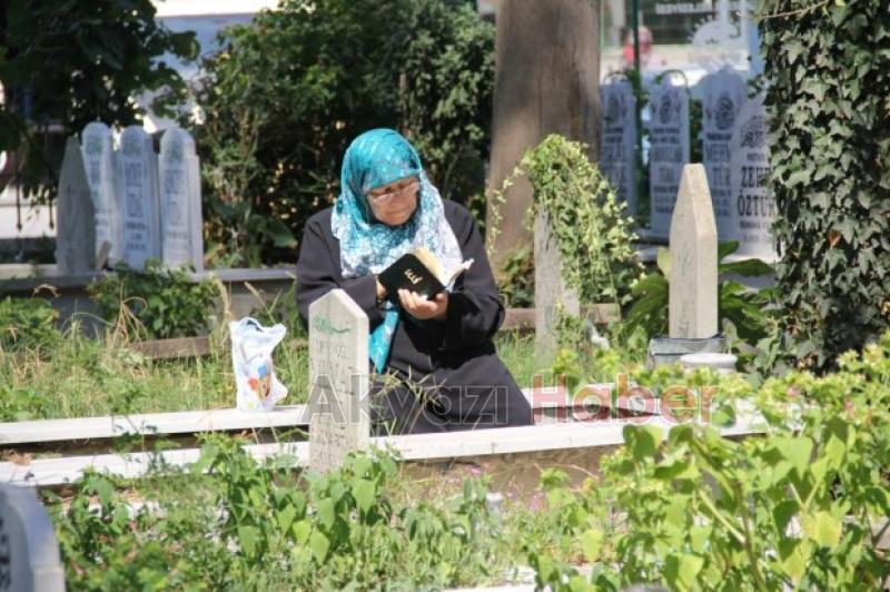 MEZARLIKLAR AREFE GÜNÜNDE  ZİYARETÇİ AKININA UĞRADI
