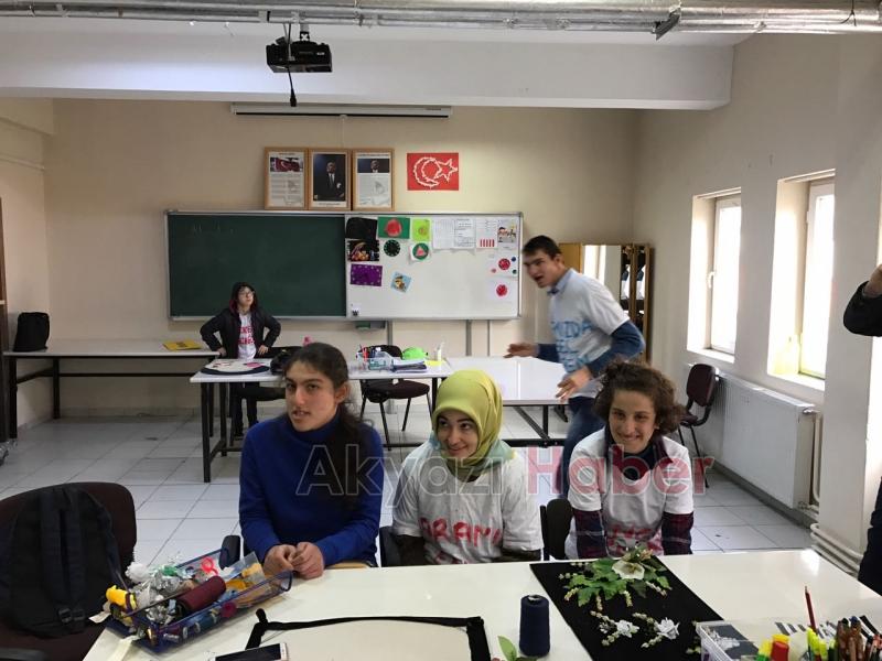 Milli Eğitim Müdürlerinden Sosyal Medyada Gündem Olan Öğretmen ve Öğrenciye Ziyaret