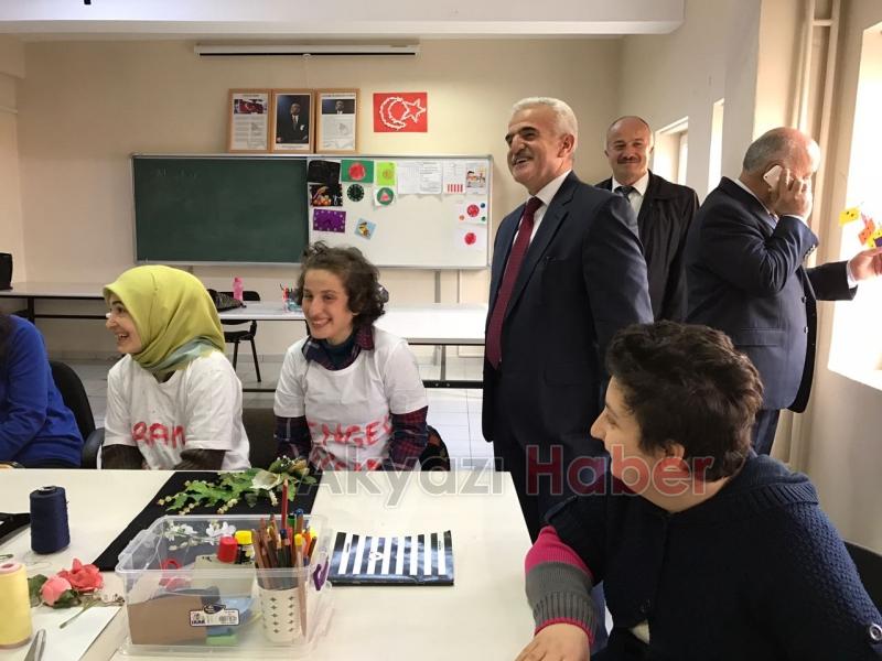 Milli Eğitim Müdürlerinden Sosyal Medyada Gündem Olan Öğretmen ve Öğrenciye Ziyaret