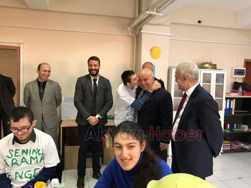 Milli Eğitim Müdürlerinden Sosyal Medyada Gündem Olan Öğretmen ve Öğrenciye Ziyaret