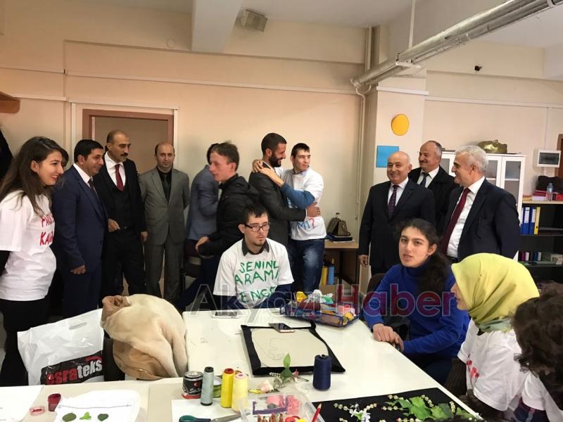 Milli Eğitim Müdürlerinden Sosyal Medyada Gündem Olan Öğretmen ve Öğrenciye Ziyaret