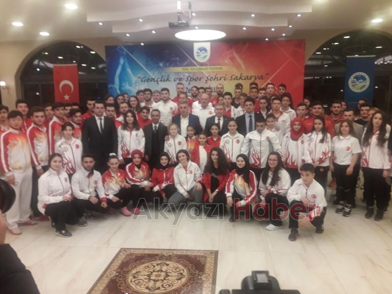 Milli sporcular yemekte bir araya geldiler