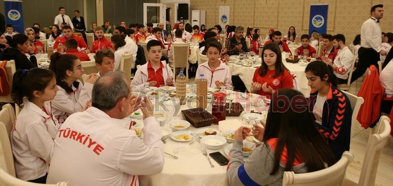 Milli sporcular yemekte bir araya geldiler